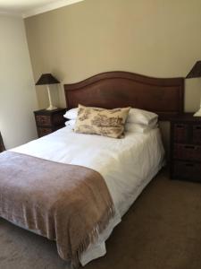 RomansrivierMosterts Hoek Guest House的卧室里有一张大床，床单和枕头都是白色的