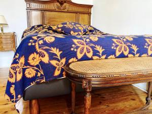 Ένα ή περισσότερα κρεβάτια σε δωμάτιο στο Séjour romantique ou professionnel au Château isigny, Charme et feu de cheminée