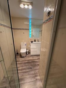 een badkamer met toilet en wastafel bij Sunset View House in Warburton +52 foto's