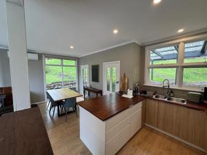 een keuken met een aanrecht en een eetkamer bij Sunset View House in Warburton