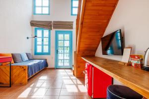 TV a/nebo společenská místnost v ubytování Yonca Lodge