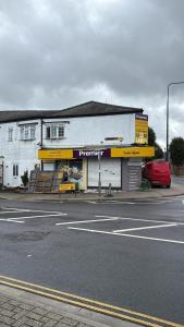 ein Geschäft an der Seite einer Straße in der Unterkunft Mulberry Suites in Cleethorpes