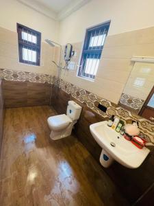een badkamer met toilet en wastafel bij Woori House in Kamburugamuwa