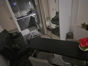 ein Wohnzimmer mit einem schwarzen Tisch und einem Sofa in der Unterkunft Mulberry Suites in Cleethorpes