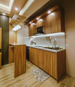 Η κουζίνα ή μικρή κουζίνα στο Condo Near Mactan Cebu Airport