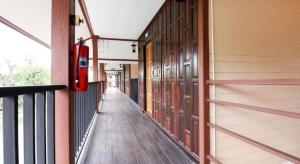 an empty hallway of a building with a fire extinguisher at OYO 874 Wong Ruean Thai Resort in Ban Saen Muang