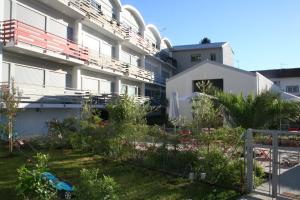un jardin en face d'un bâtiment dans l'établissement Levante Residence, à La Spezia