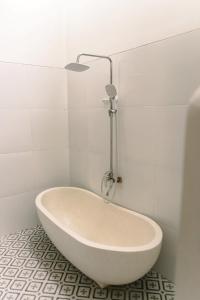 Ένα μπάνιο στο HANAYA Living House Pacitan