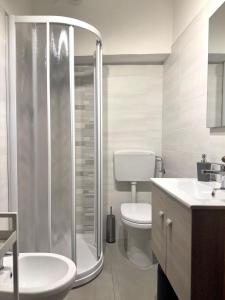 a bathroom with a shower and a toilet and a sink at Appartamento in pieno centro - La Piazzetta in Passignano sul Trasimeno
