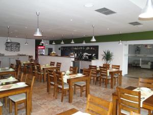Reštaurácia alebo iné gastronomické zariadenie v ubytovaní Apartment 353 Liptov Town