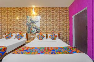 Postel nebo postele na pokoji v ubytování Hotel Revolve Inn + 17 fotografií