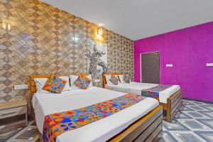 Postel nebo postele na pokoji v ubytování Hotel Revolve Inn