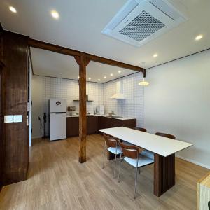 eine Küche und ein Esszimmer mit Tisch und Stühlen in der Unterkunft House Taehwa Hanok Stay in Andong
