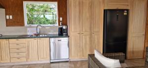 Kuchyň nebo kuchyňský kout v ubytování Blue Horizon Hideaway