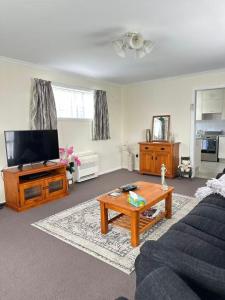 Μια τηλεόραση ή/και κέντρο ψυχαγωγίας στο Checketts Bungalow in Halswell