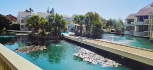 Blick auf einen Fluss in einer Stadt mit Gebäuden in der Unterkunft Fairyhouse on the Lake - Resort with Pool and Lake in Heart of Mandurah in Mandurah