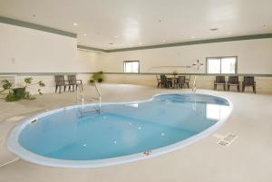 Bazén v ubytování Americas Best Value Inn Torrington nebo v jeho okolí + 25 fotografií