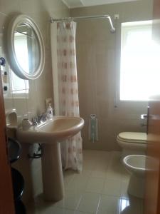 カヴァ・ダリーガにあるVanessaHolidayHomeのバスルーム(洗面台、トイレ、鏡付)