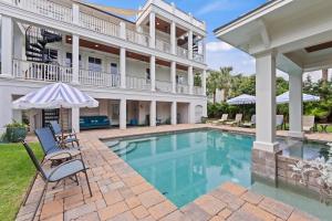 ein Bild von einem Haus mit einem Swimmingpool in der Unterkunft CM3008: 3008 Cameron Blvd. in Isle of Palms