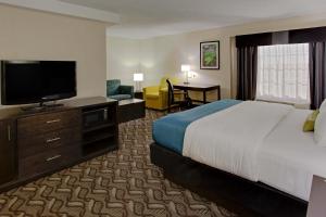 ein Hotelzimmer mit einem Bett und einem Flachbild-TV in der Unterkunft La Quinta by Wyndham Springfield in Springfield