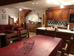 cocina con mesa de comedor y sala de estar. en Time to Ski - Piaf, en Sainte-Foy-Tarentaise