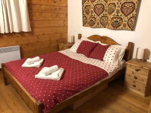 Un dormitorio con una cama con dos toallas encima. en Time to Ski - Piaf, en Sainte-Foy-Tarentaise