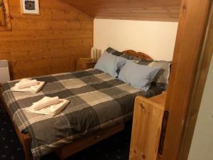 Un dormitorio con una cama con dos toallas encima. en Time to Ski - Piaf, en Sainte-Foy-Tarentaise 1 foto más