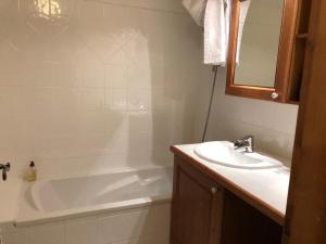 Un baño con lavabo y bañera y un lavabo. en Time to Ski - Piaf, en Sainte-Foy-Tarentaise