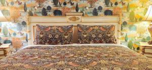 ein Schlafzimmer mit einem Bett mit Blumentapete in der Unterkunft Fairyhouse on the Lake - Resort with Pool and Lake in Heart of Mandurah in Mandurah