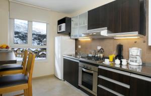uma cozinha com um frigorífico e uma bancada em Village Condo em San Carlos de Bariloche
