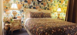 ein Schlafzimmer mit einem großen Bett und zwei Lampen in der Unterkunft Fairyhouse on the Lake - Resort with Pool and Lake in Heart of Mandurah in Mandurah + 50 Fotos