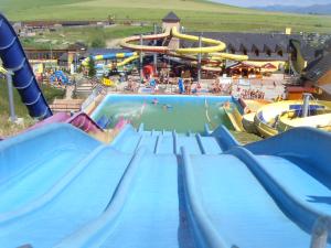 Bazén v ubytovaní Apartment 353 Liptov Town alebo v jeho blízkosti