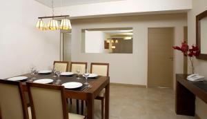 a dining room with a table and chairs and a dining room at Village Condo in San Carlos de Bariloche