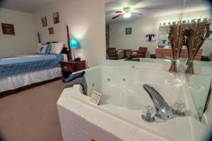 Postel nebo postele na pokoji v ubytování Bear Camp By The Night