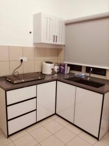 Η κουζίνα ή μικρή κουζίνα στο Residensi Seri Serindit Melaka
