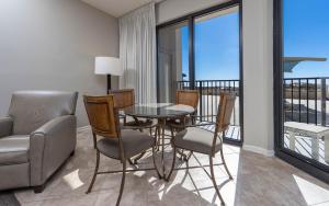 Phoenix X 104 condo في شاطئ أورانج: غرفة طعام مع طاولة وكراسي وشرفة +43 صورة