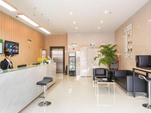 TV a/nebo společenská místnost v ubytování GreenTree Alliance Suzhou Zhangjiagang Nanfeng Town Hotel