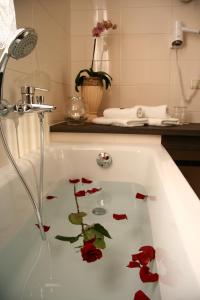 una vasca da bagno con rose rosse di In Piazza a Bad Klosterlausnitz