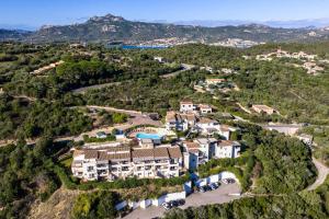 eine Luftaufnahme einer Villa in den Hügeln in der Unterkunft Holiday home in Baja Sardinia 30356 in Baja Sardinia