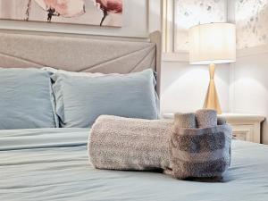 Postel nebo postele na pokoji v ubytování Exquisite jazzy warm deco nearby the Strip - Top 15 Best Vegas Vacation Home recommended by Conde Nast Traveler