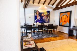 une salle à manger avec une table et des chaises dans l'établissement Spacious 4BDR Home Lake view Geneva Bellevue, à Bellevue