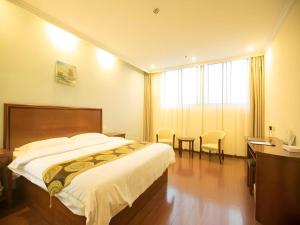 Postel nebo postele na pokoji v ubytování GreenTree Inn Changzhou Wujin Bus Station