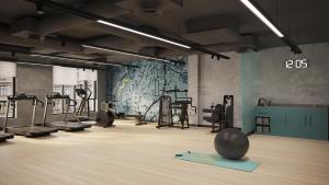 um ginásio com equipamento de exercício e uma bola no chão em Hyatt Place Tallinn em Taline