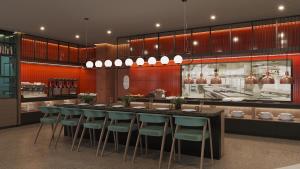 um restaurante com um bar com bancos azuis em Hyatt Place Tallinn em Taline