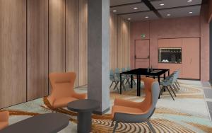uma sala de conferências com mesa e cadeiras em Hyatt Place Tallinn em Taline mais 43 fotografias