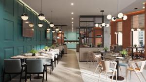 ein Restaurant mit Tischen und Stühlen und einer Küche in der Unterkunft Hyatt Place Tallinn in Tallinn