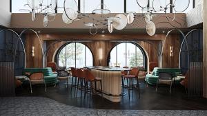 ein Esszimmer mit Stühlen, einem Tisch und Kronleuchtern in der Unterkunft Hyatt Place Tallinn in Tallinn