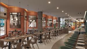 ein Restaurant mit Holztischen und Stühlen in einem Raum in der Unterkunft Hyatt Place Tallinn in Tallinn + 39 Fotos