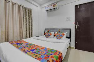 Ένα ή περισσότερα κρεβάτια σε δωμάτιο στο FabHotel Spark Inn