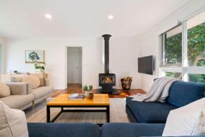 Χώρος καθιστικού στο Woodland Sanctuary - Mini Golf, Fire Pit, Wineries